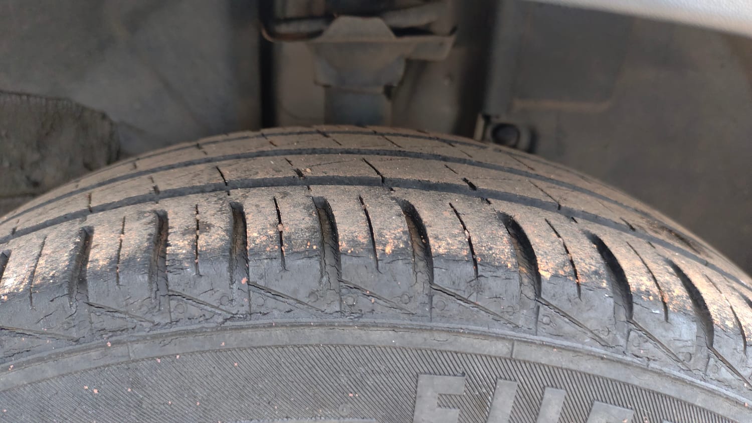 Used 2021 Renault Kwid RXT 1.0 Opt Petrol Manual tyres RIGHT FRONT TYRE TREAD VIEW