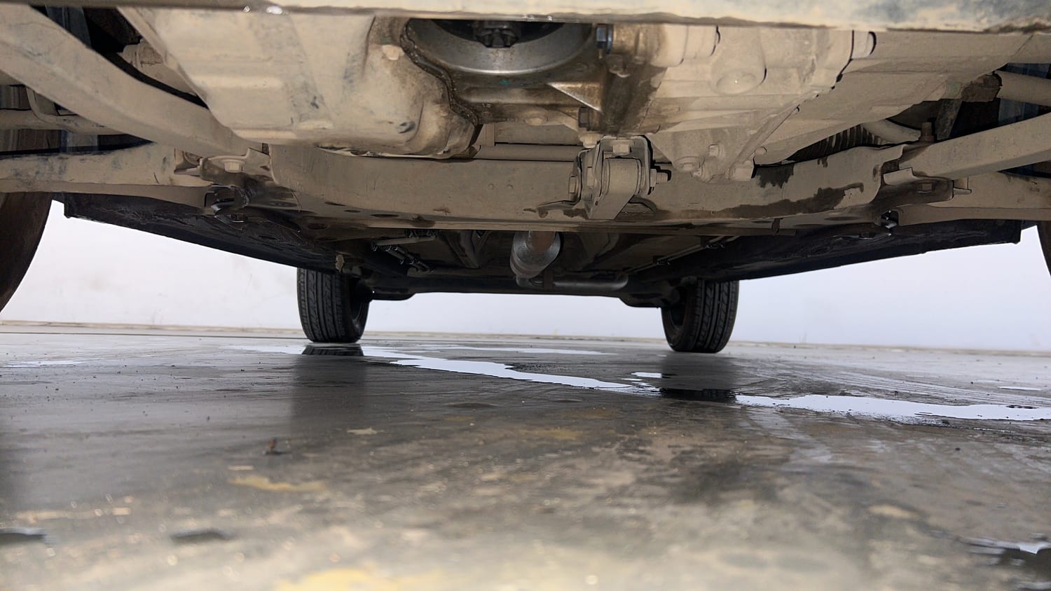Used 2023 Renault Kiger RXZ 1.0 Turbo MT Dual Tone Petrol Manual extra FRONT LEFT UNDERBODY VIEW