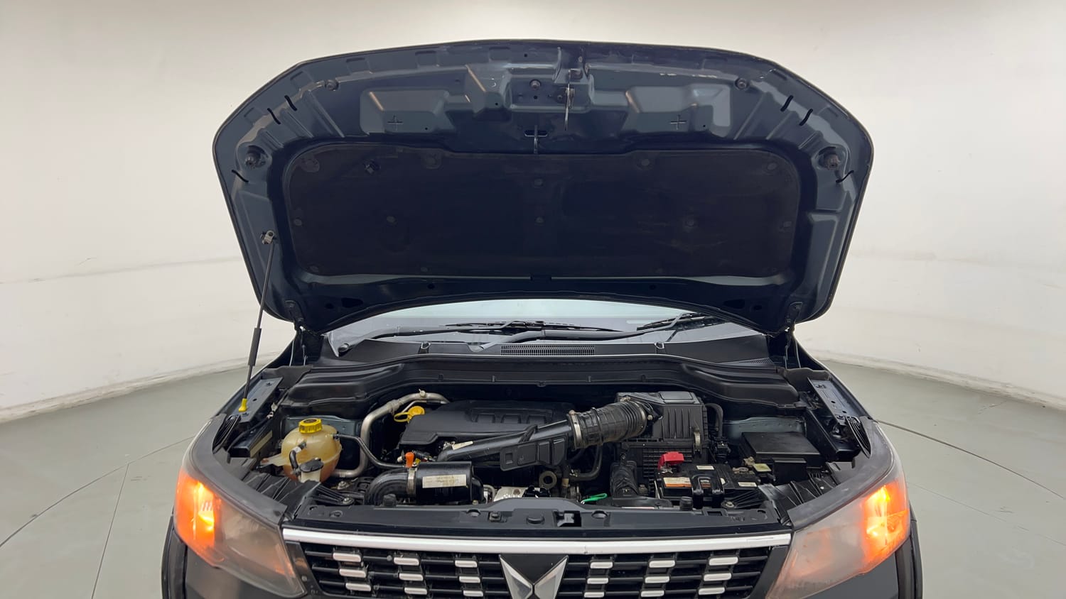 Used 2022 Mahindra XUV 300 W6 1.2 Petrol Petrol Manual engine ENGINE & BONNET OPEN FRONT VIEW