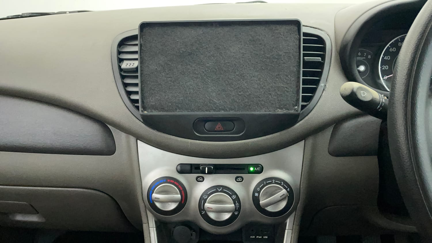 Used 2014 Hyundai i10 Sportz 1.1 iRDE2 Petrol Manual interior MUSIC SYSTEM & AC CONTROL VIEW