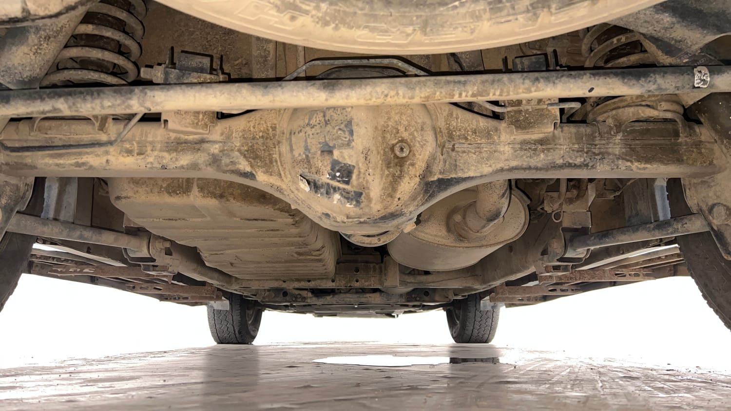 Used 2017 Tata Hexa XM 4x2 7 STR Diesel Manual extra REAR UNDERBODY VIEW (TAKEN FROM REAR)