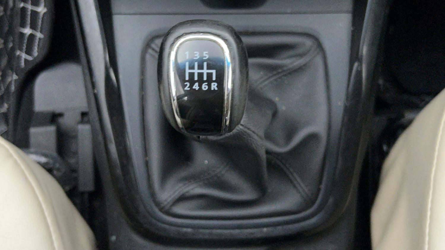 Used 2017 Tata Hexa XM 4x2 7 STR Diesel Manual interior GEAR  KNOB VIEW