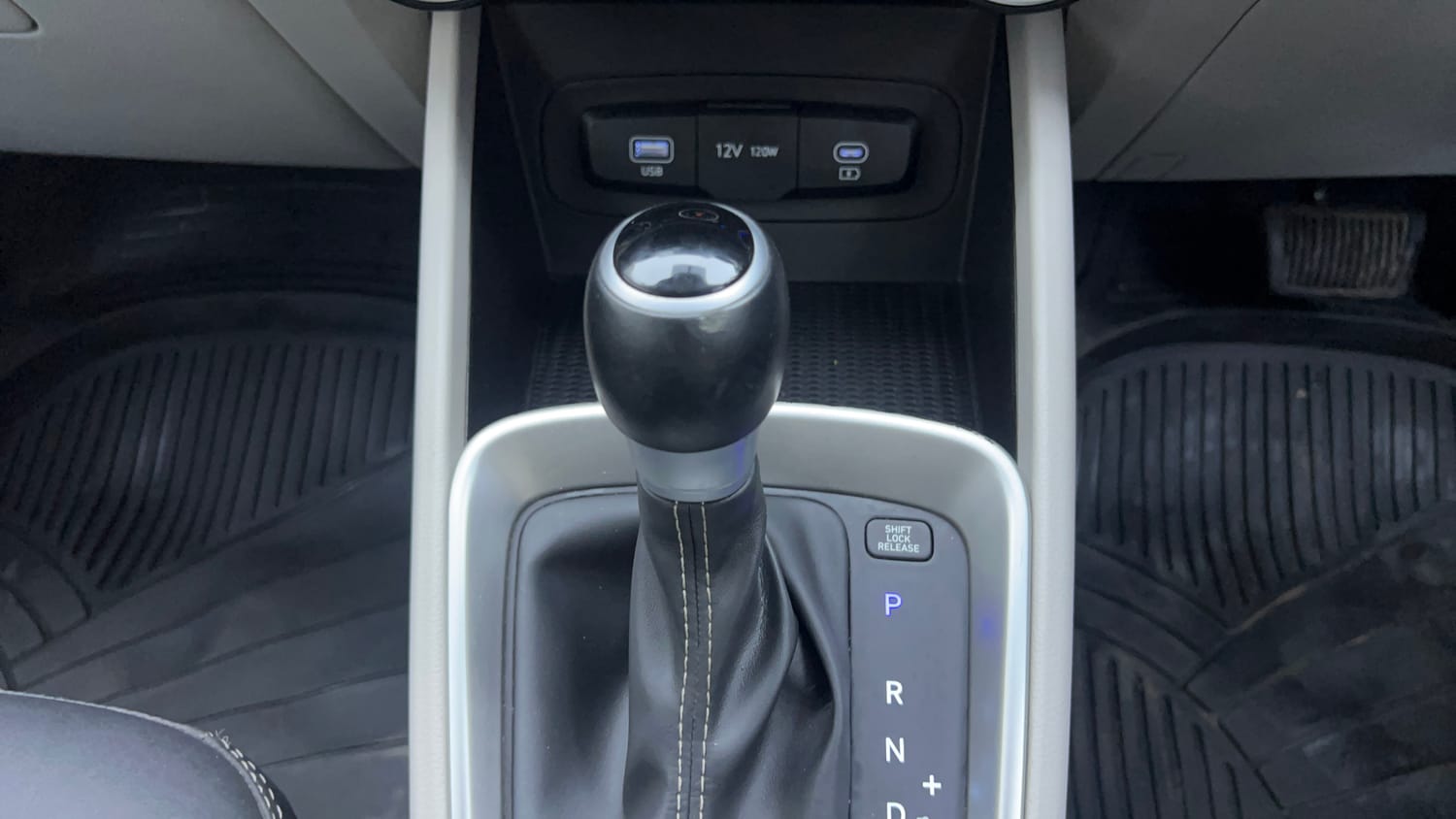 Used 2023 Hyundai Venue S (O) 1.0 Turbo DCT Petrol Automatic interior GEAR  KNOB VIEW