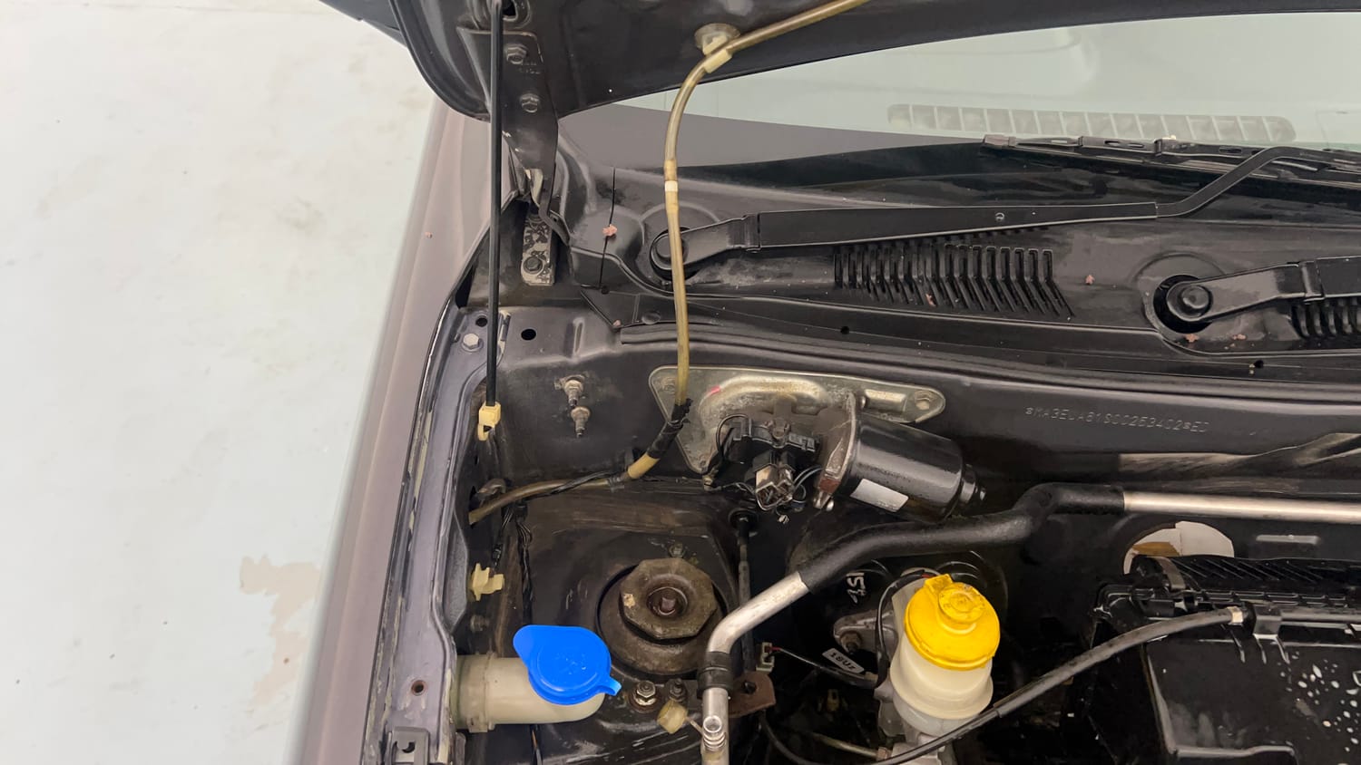 Used 2013 Maruti Suzuki Alto 800 Lxi Petrol Manual engine ENGINE RIGHT SIDE HINGE & APRON VIEW
