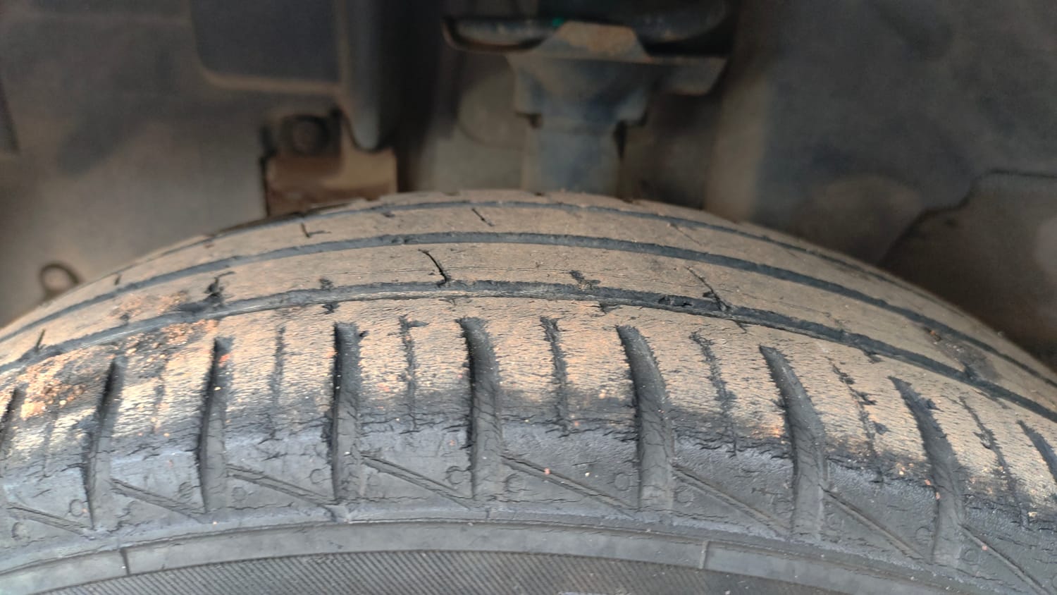 Used 2021 Renault Kwid RXT 1.0 Opt Petrol Manual tyres LEFT FRONT TYRE TREAD VIEW