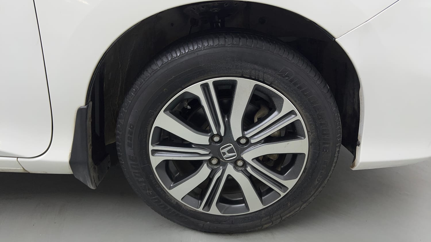 Used 2022 Honda City 4th Generation V Petrol Petrol Manual tyres RIGHT FRONT TYRE RIM VIEW