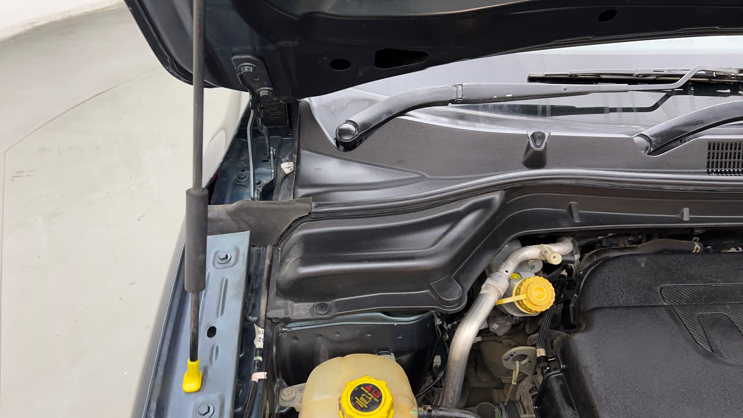 Used 2022 Mahindra XUV 300 W6 1.2 Petrol Petrol Manual engine ENGINE RIGHT SIDE HINGE & APRON VIEW