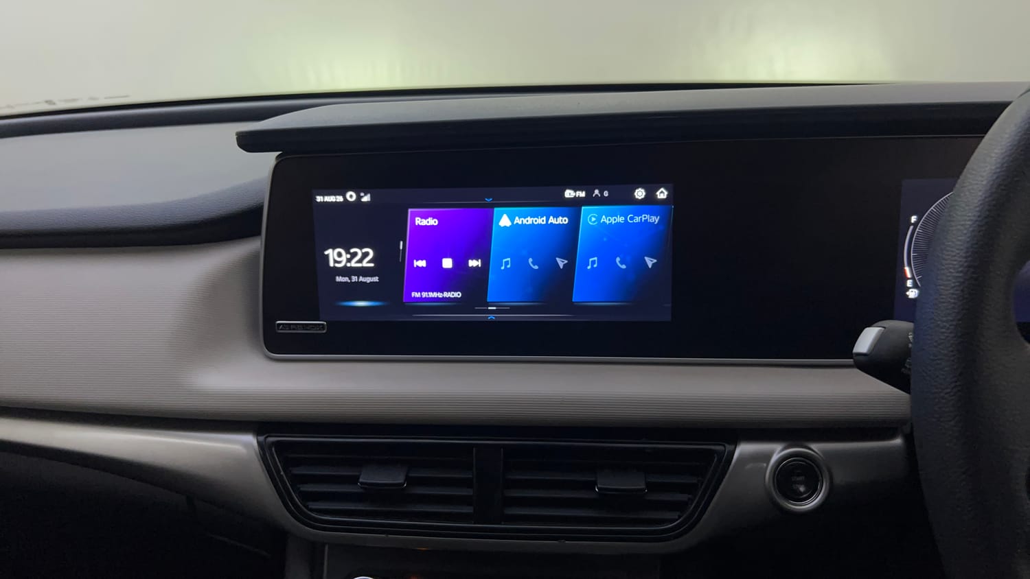 Used 2025 Mahindra XUV700 AX5 Diesel AT 7 STR Diesel Automatic top_features Touch screen infotainment system