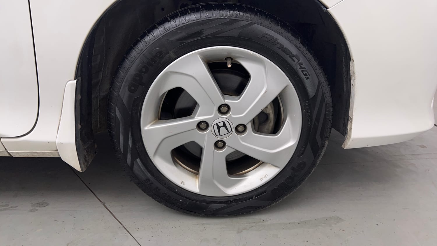Used 2017 Honda City V Petrol Manual tyres RIGHT FRONT TYRE RIM VIEW