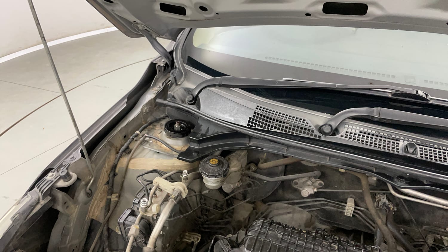 Used 2018 Honda Amaze 1.2 V MT Petrol Petrol Manual engine ENGINE RIGHT SIDE HINGE & APRON VIEW