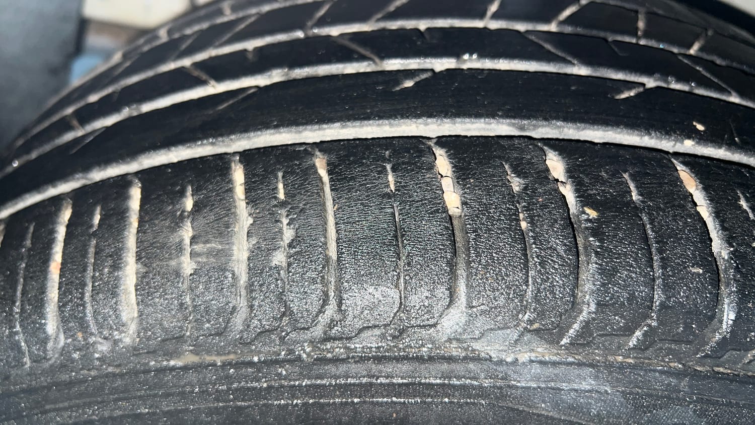 Used 2023 Hyundai i20 Sportz 1.2 IVT Petrol Automatic tyres RIGHT REAR TYRE TREAD VIEW