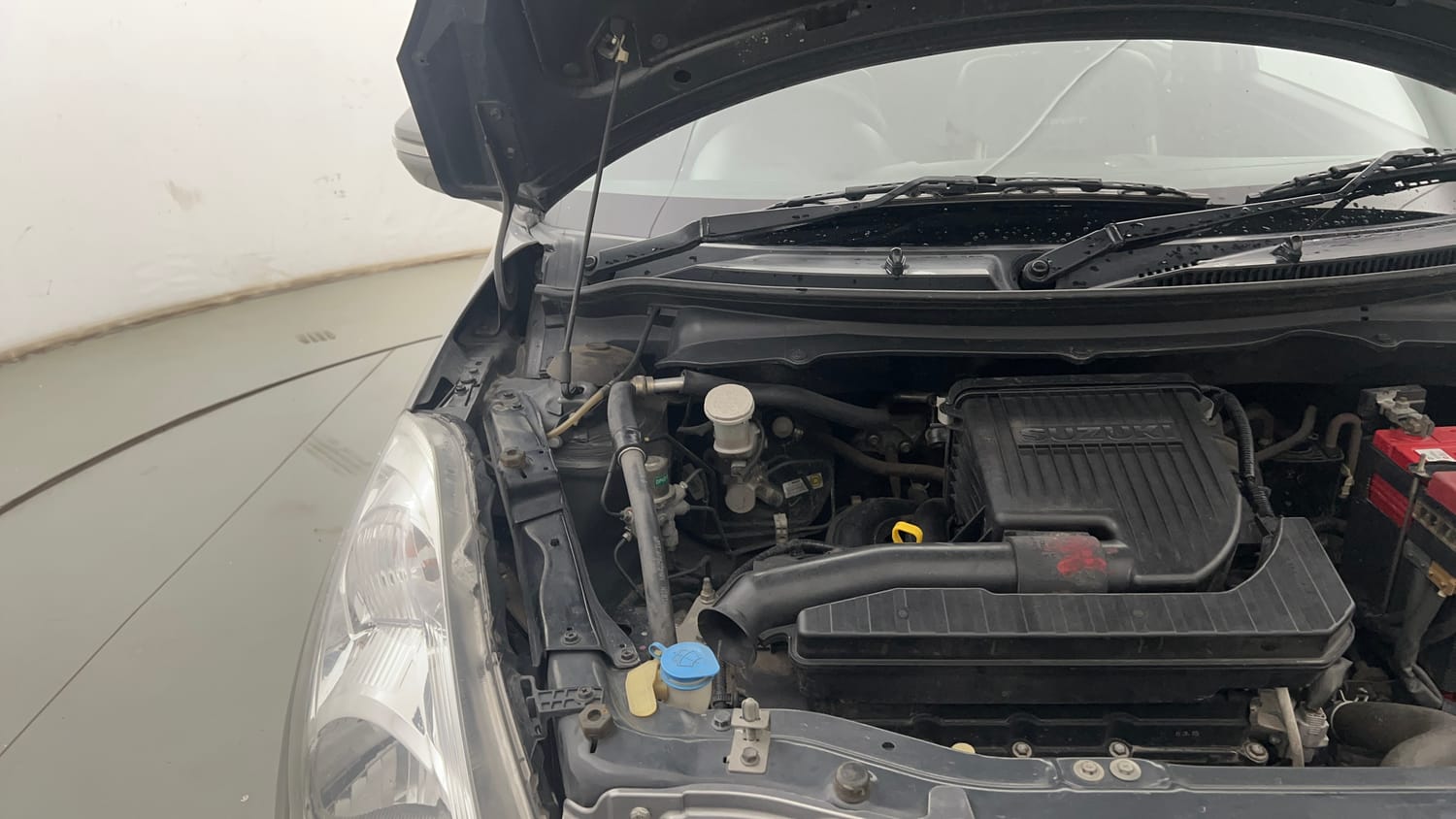 Used 2015 Maruti Suzuki Swift VXi Petrol Manual engine ENGINE RIGHT SIDE HINGE & APRON VIEW