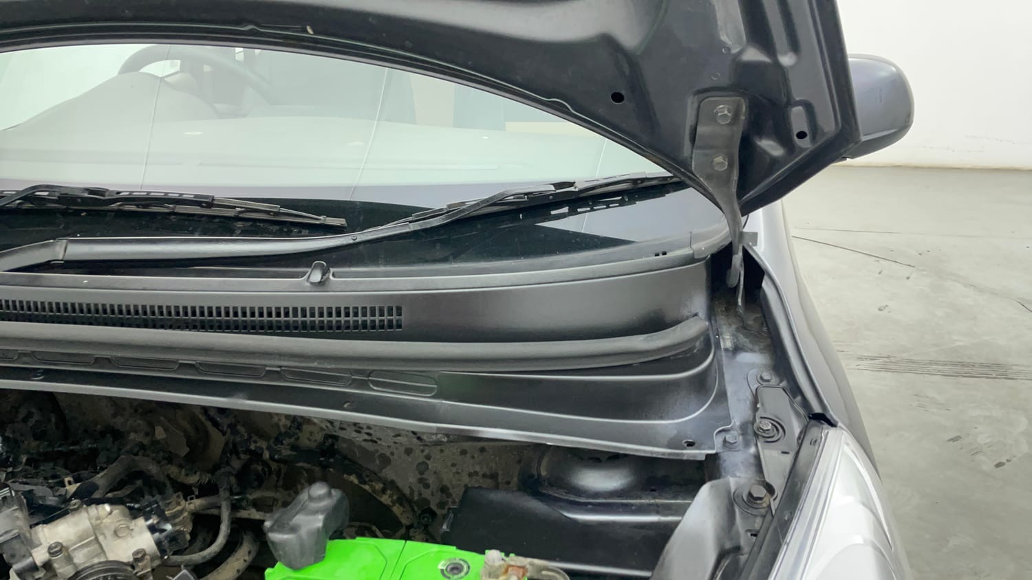Used 2014 Hyundai i10 Sportz 1.1 iRDE2 Petrol Manual engine ENGINE LEFT SIDE HINGE & APRON VIEW
