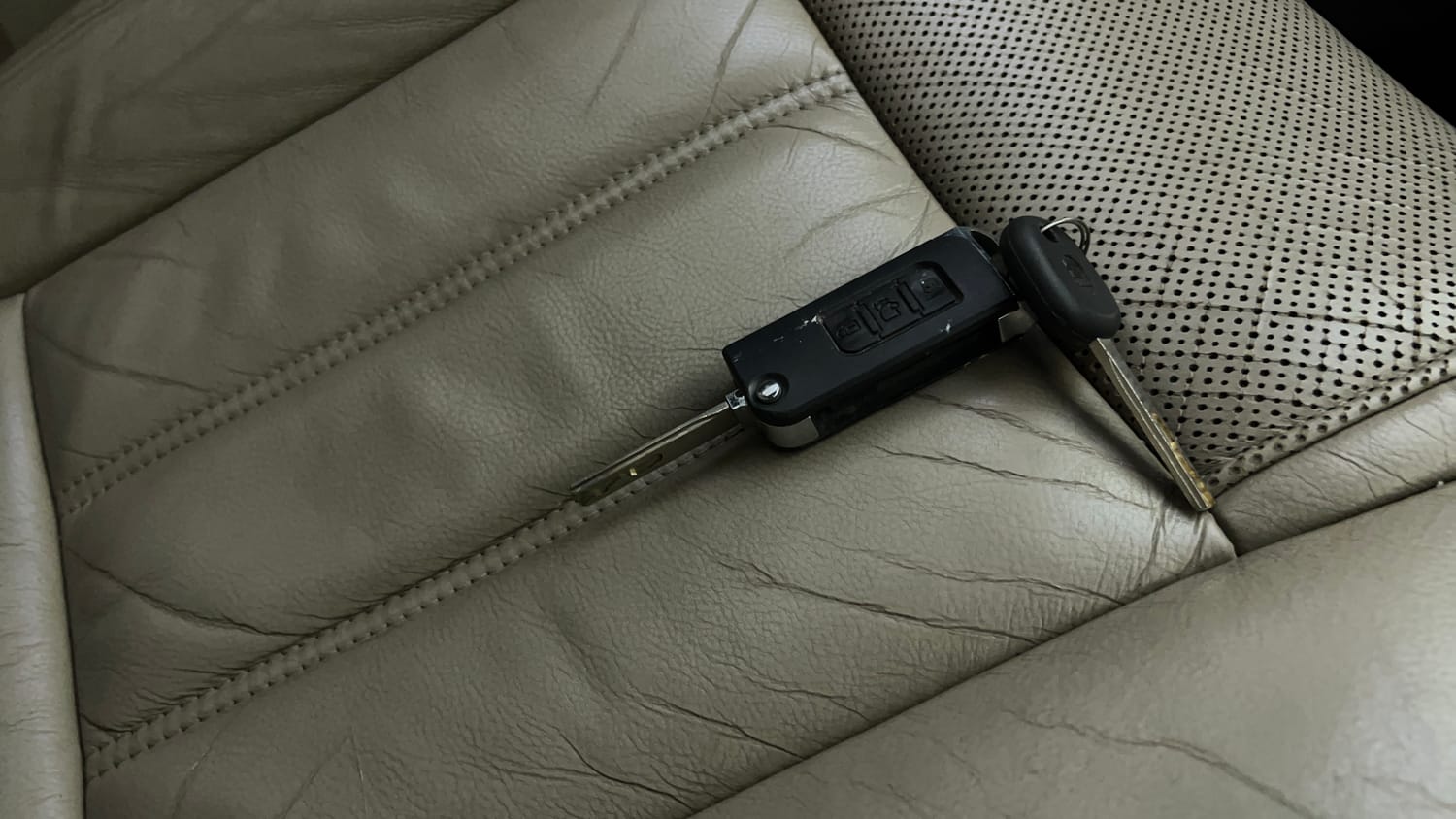 Used 2016 Mahindra XUV500 W10 AT Diesel Automatic extra CAR KEY VIEW