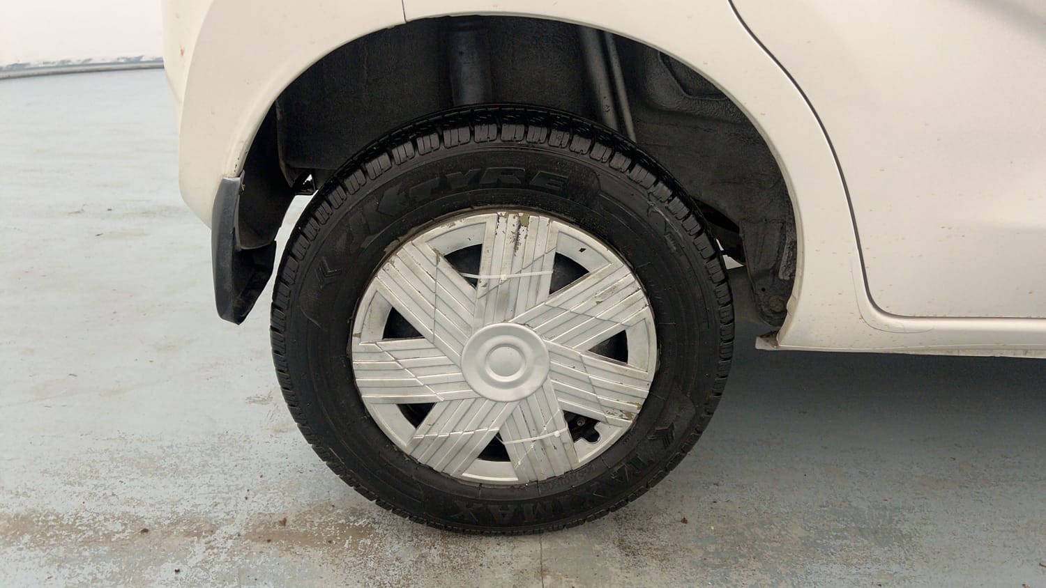 Used 2016 Datsun Redi-GO S Petrol Manual tyres RIGHT REAR TYRE RIM VIEW
