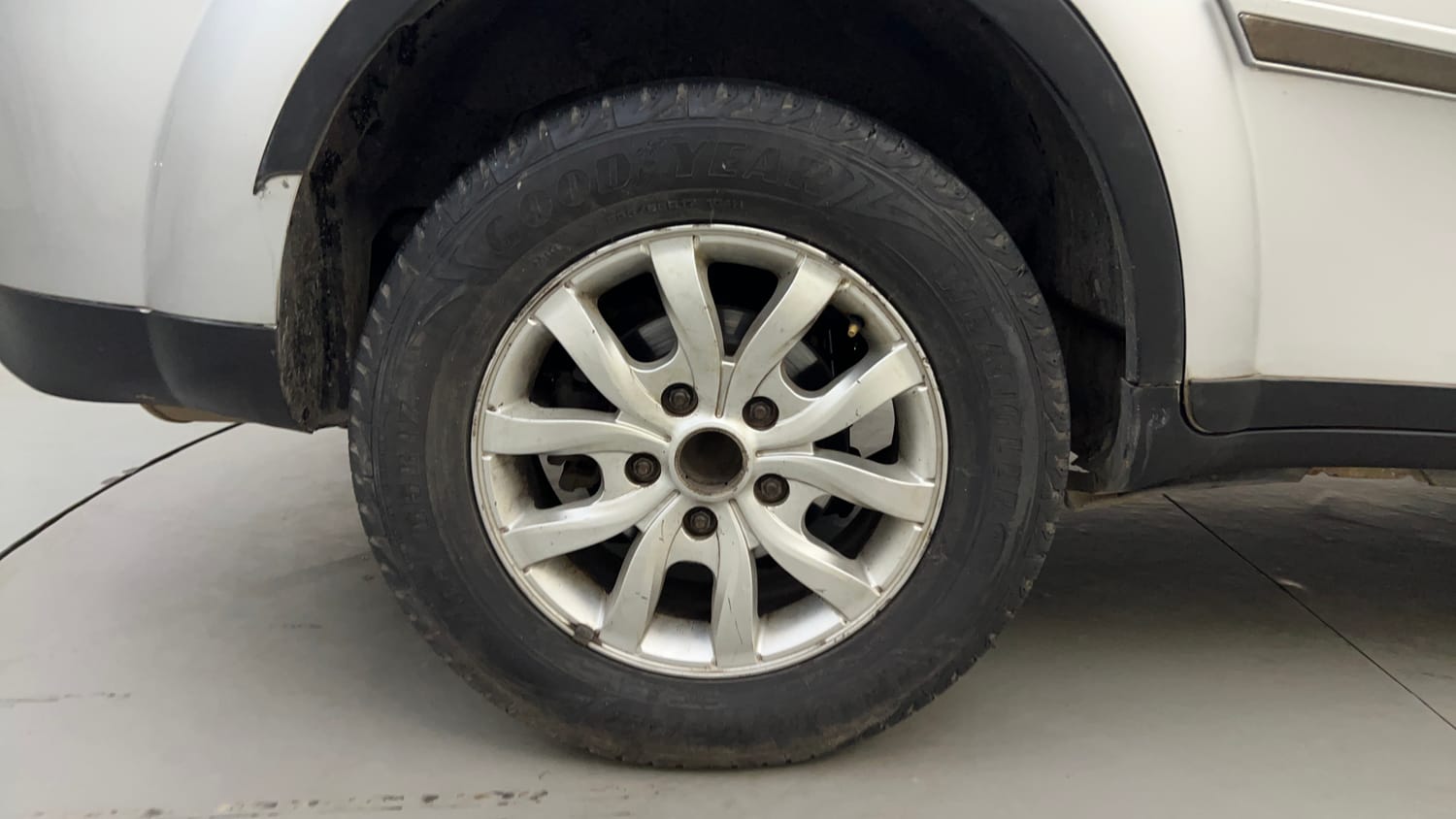 Used 2016 Mahindra XUV500 W10 AT Diesel Automatic tyres RIGHT REAR TYRE RIM VIEW