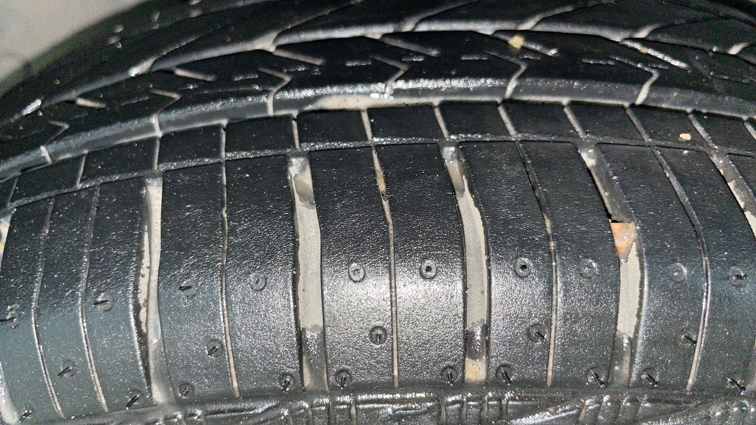 Used 2021 Renault Kwid RXT 1.0 AMT (O) Petrol Automatic tyres LEFT FRONT TYRE TREAD VIEW