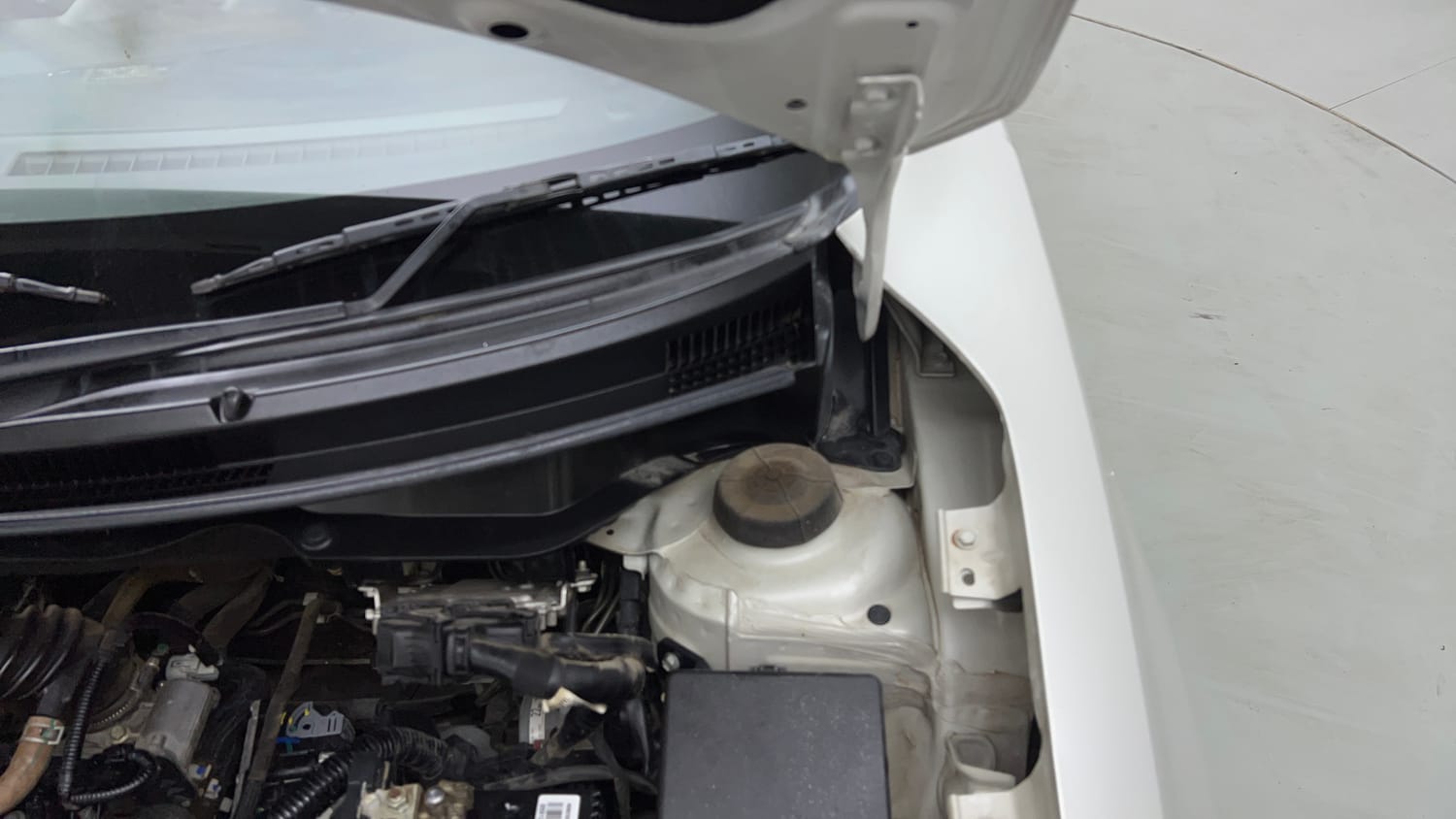 Used 2022 Maruti Suzuki Swift VXi AMT Petrol Automatic engine ENGINE LEFT SIDE HINGE & APRON VIEW