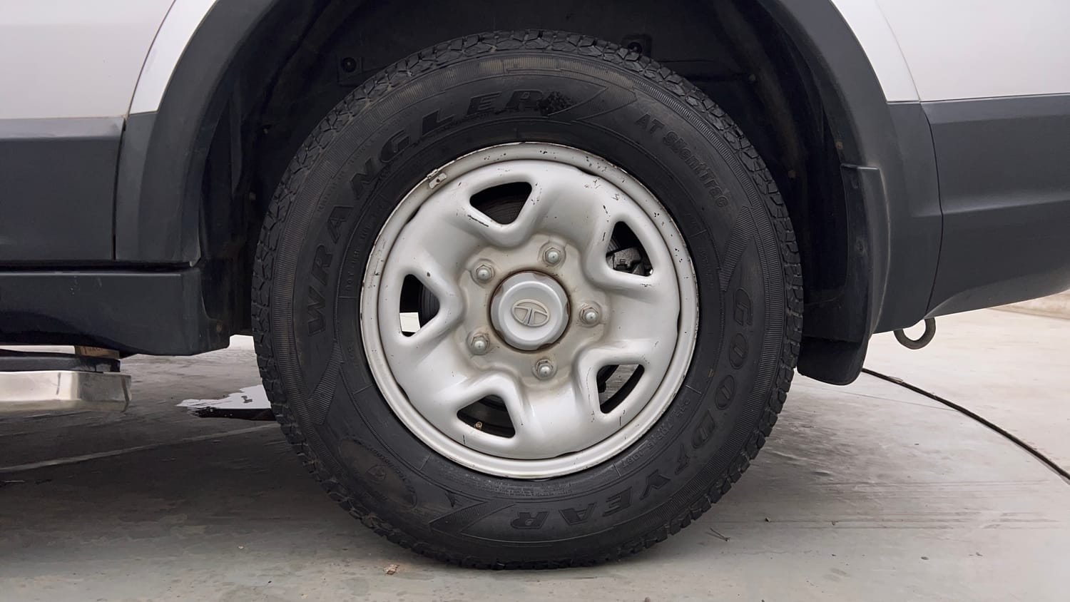 Used 2017 Tata Hexa XM 4x2 7 STR Diesel Manual tyres LEFT REAR TYRE RIM VIEW