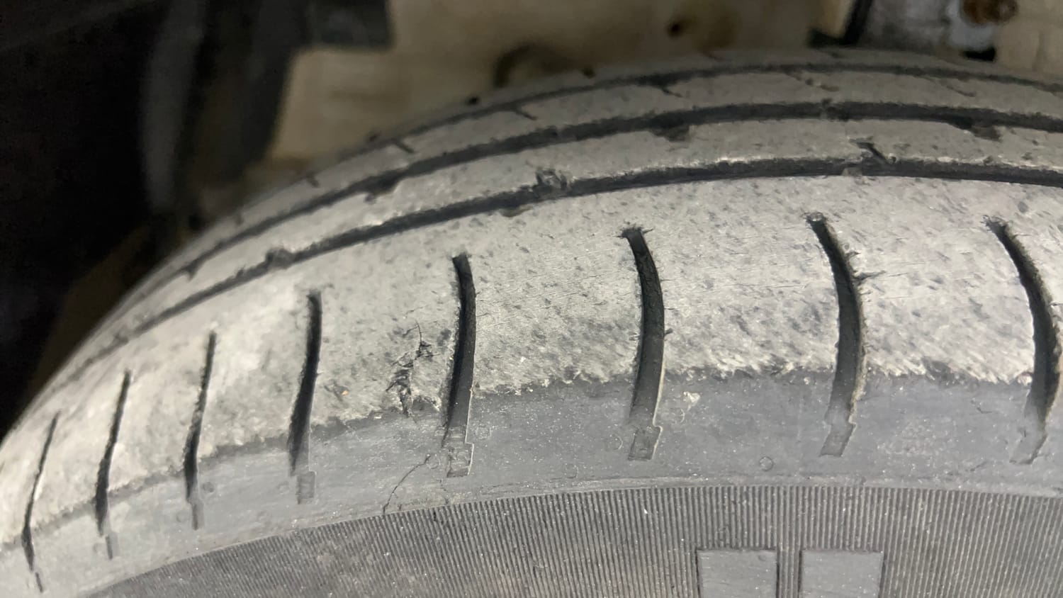 Used 2012 Maruti Suzuki Swift VDi Diesel Manual tyres LEFT FRONT TYRE TREAD VIEW