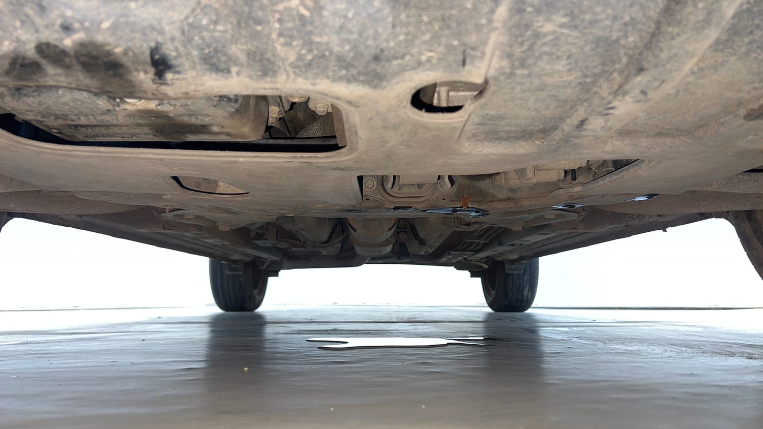 Used 2023 Hyundai Venue S (O) 1.0 Turbo DCT Petrol Automatic extra FRONT LEFT UNDERBODY VIEW