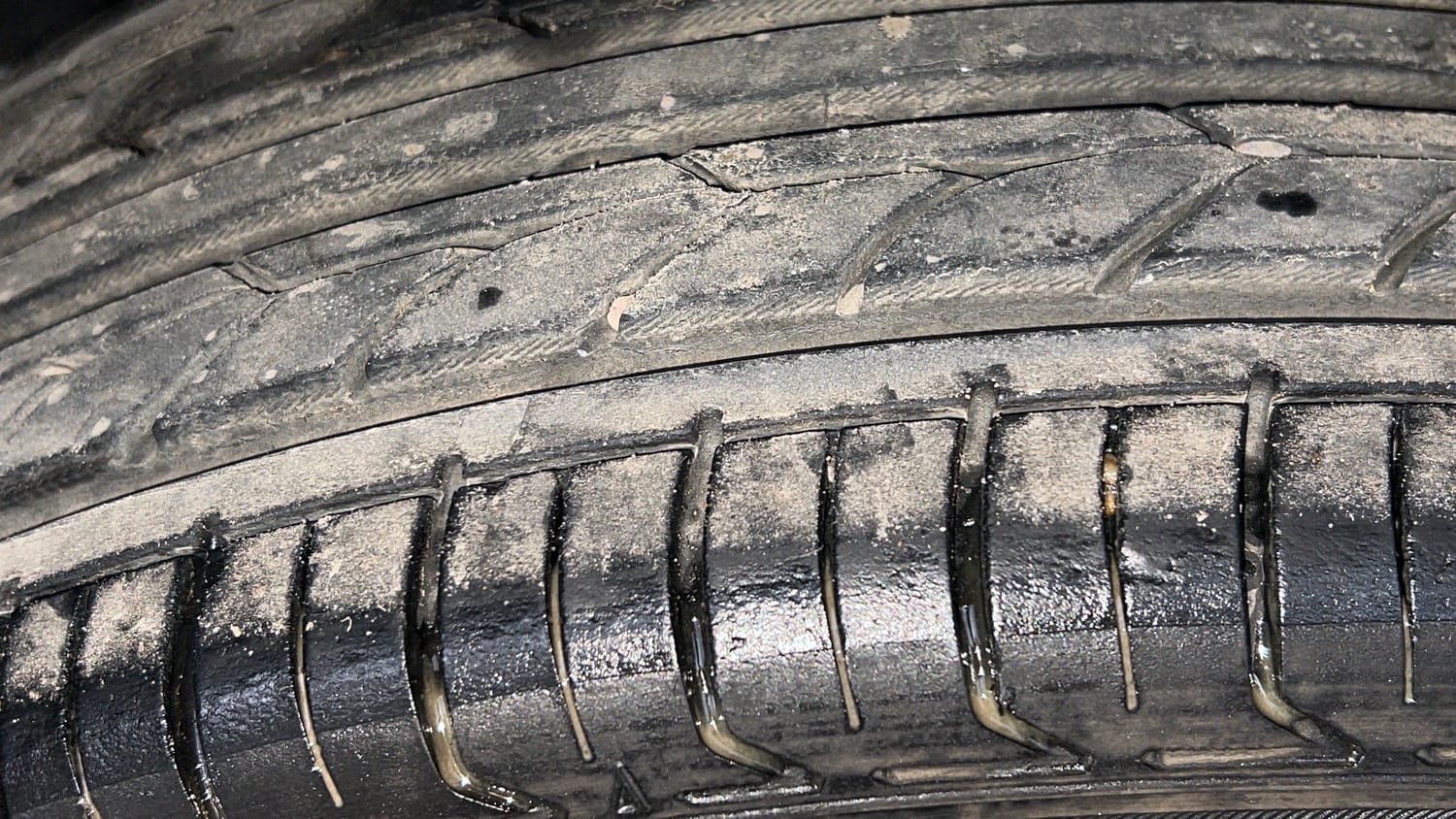 Used 2023 Renault Kiger RXZ 1.0 Turbo MT Dual Tone Petrol Manual tyres RIGHT REAR TYRE TREAD VIEW