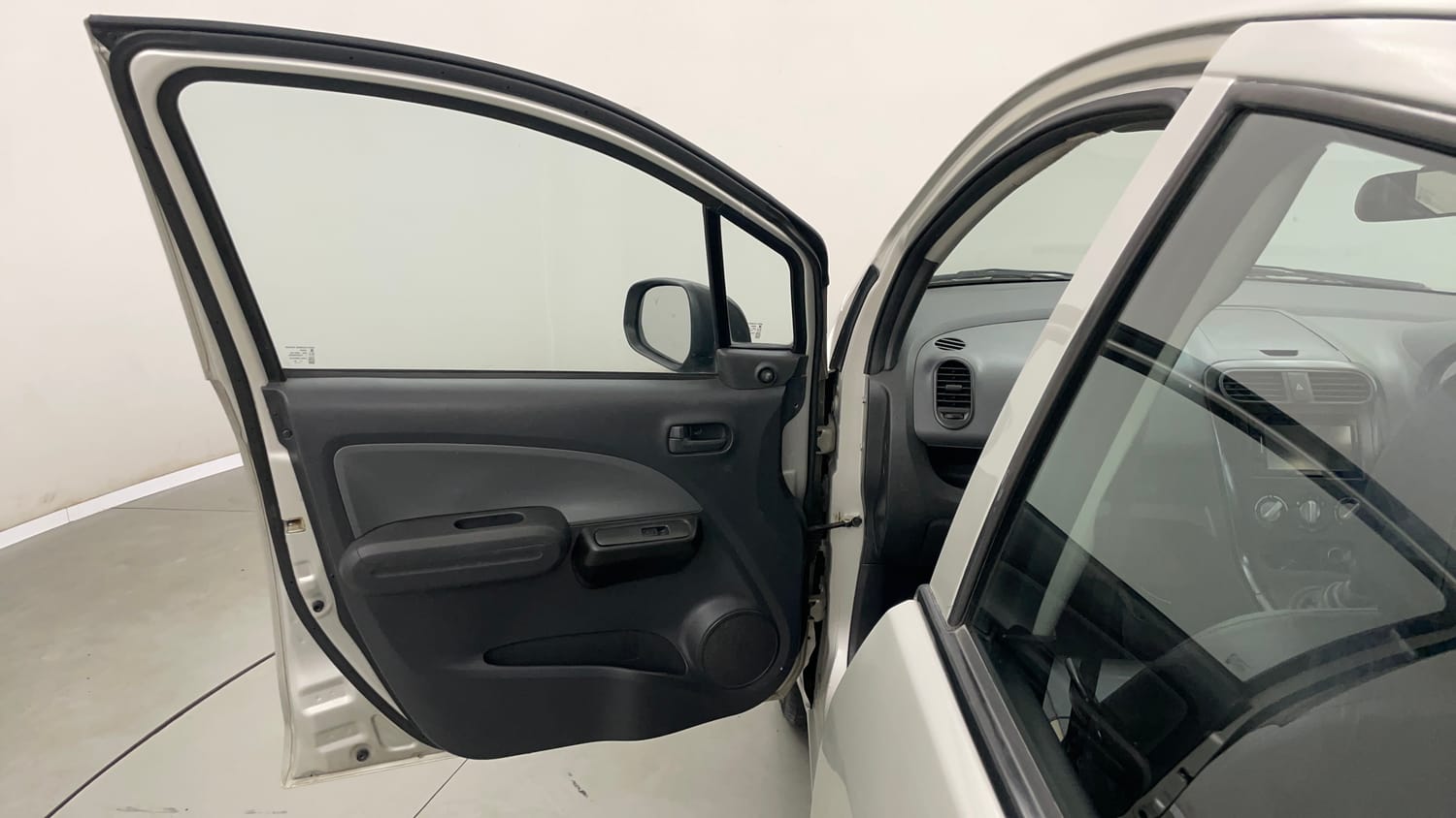Used 2014 Maruti Suzuki Ritz Lxi BS-IV Petrol Manual interior LEFT FRONT DOOR OPEN VIEW