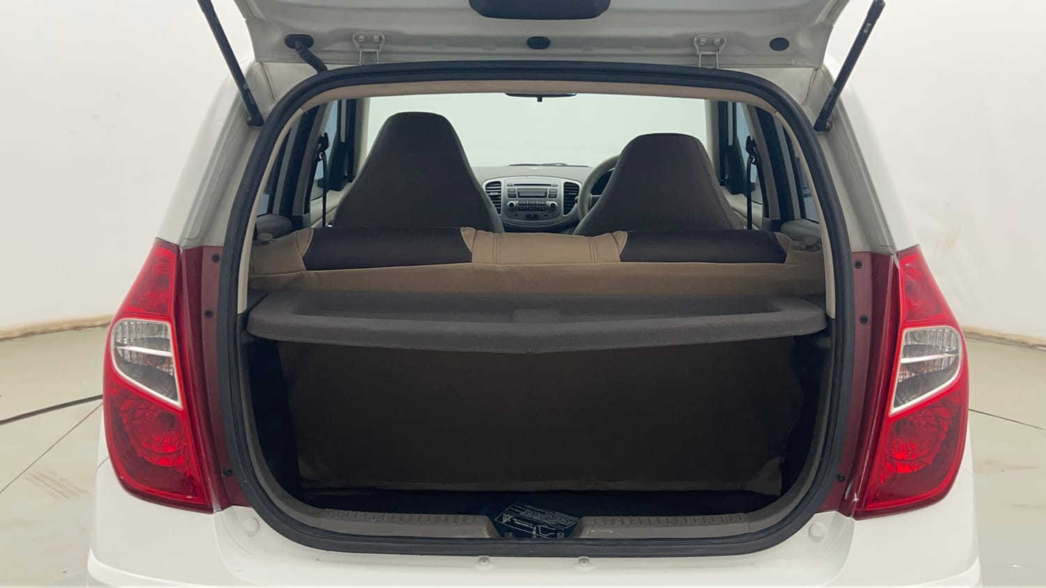 Used 2013 Hyundai i10 Magna 1.1 iRDE2 Petrol Manual interior DICKY INSIDE VIEW