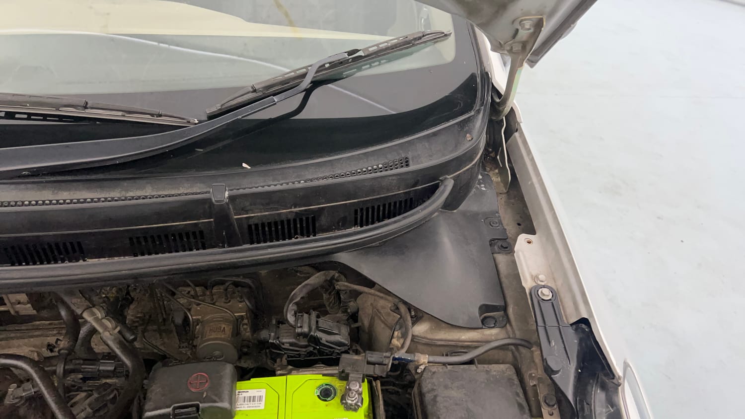Used 2014 Hyundai Elite i20 Sportz 1.2 Petrol Manual engine ENGINE LEFT SIDE HINGE & APRON VIEW