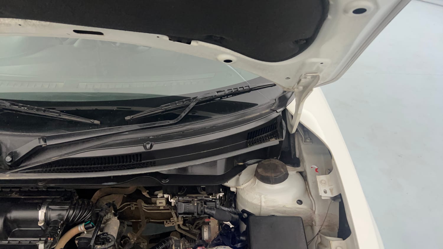 Used 2021 Maruti Suzuki Swift VXi Petrol Manual engine ENGINE LEFT SIDE HINGE & APRON VIEW