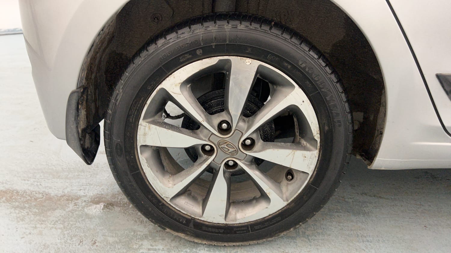 Used 2014 Hyundai Elite i20 Sportz 1.2 Petrol Manual tyres RIGHT REAR TYRE RIM VIEW
