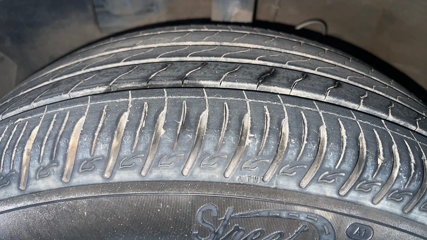 Used 2023 Hyundai Venue S (O) 1.0 Turbo DCT Petrol Automatic tyres LEFT FRONT TYRE TREAD VIEW
