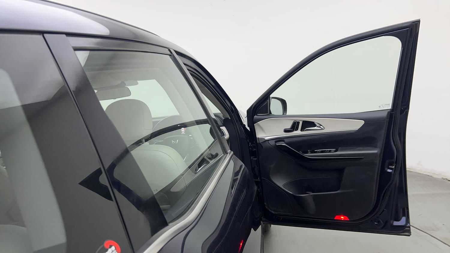Used 2021 Mahindra XUV700 AX 7 Diesel AT Luxury Pack 7 STR Diesel Automatic interior RIGHT FRONT DOOR OPEN VIEW