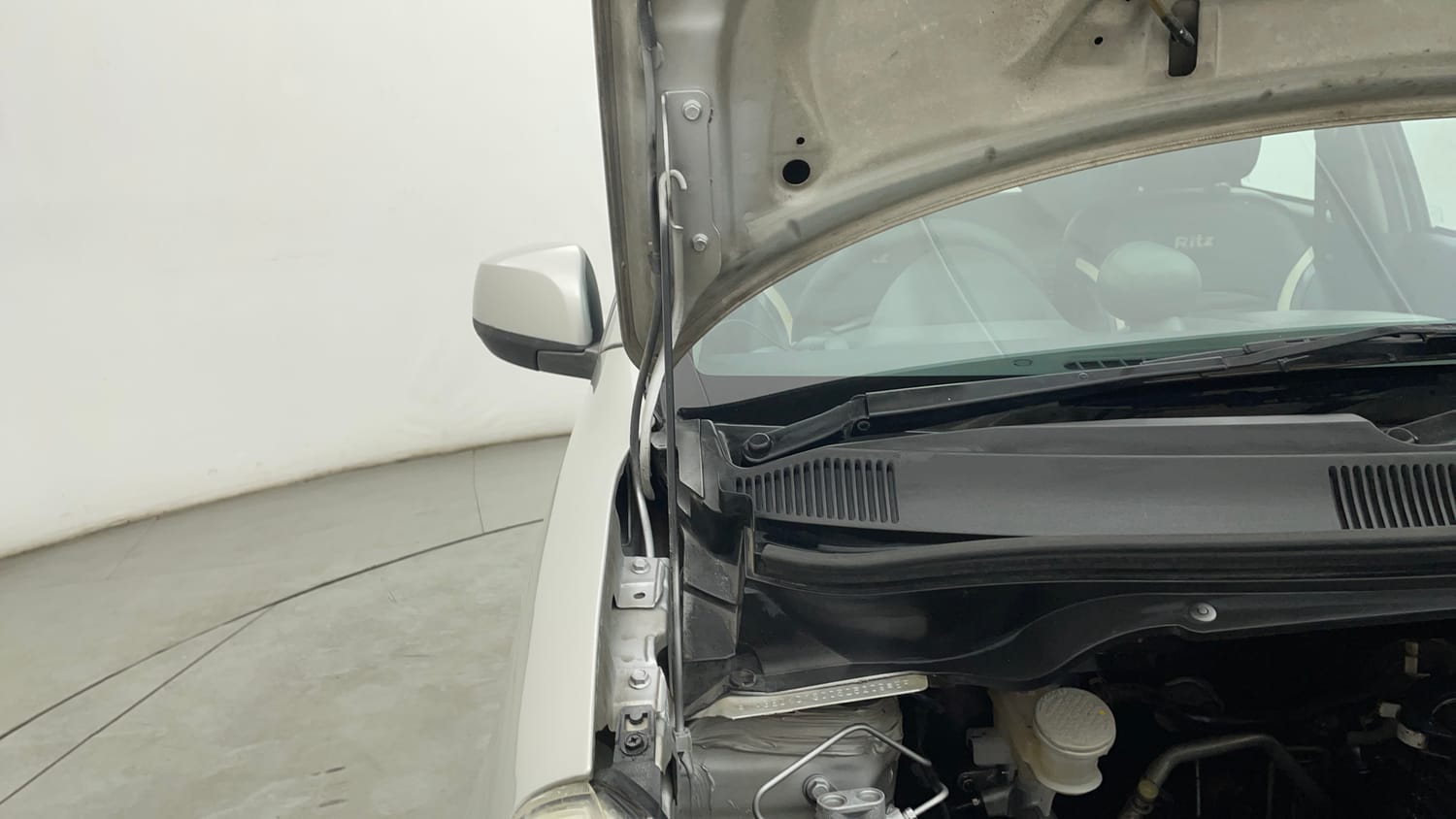 Used 2015 Maruti Suzuki Ritz Vxi BS-IV Petrol Manual engine ENGINE RIGHT SIDE HINGE & APRON VIEW