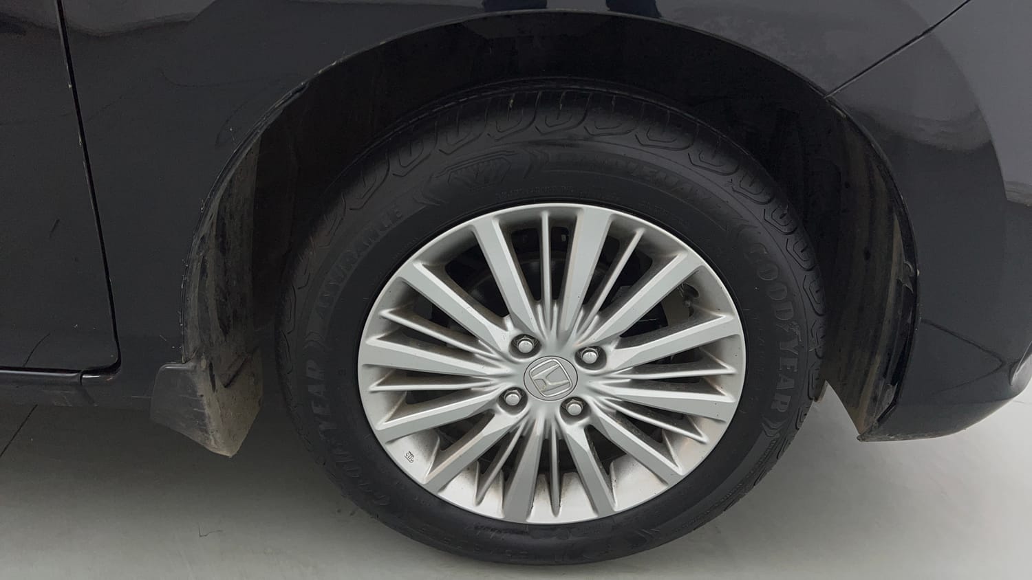 Used 2025 Honda Amaze VX 1.2 Petrol CVT Petrol Automatic tyres RIGHT FRONT TYRE RIM VIEW