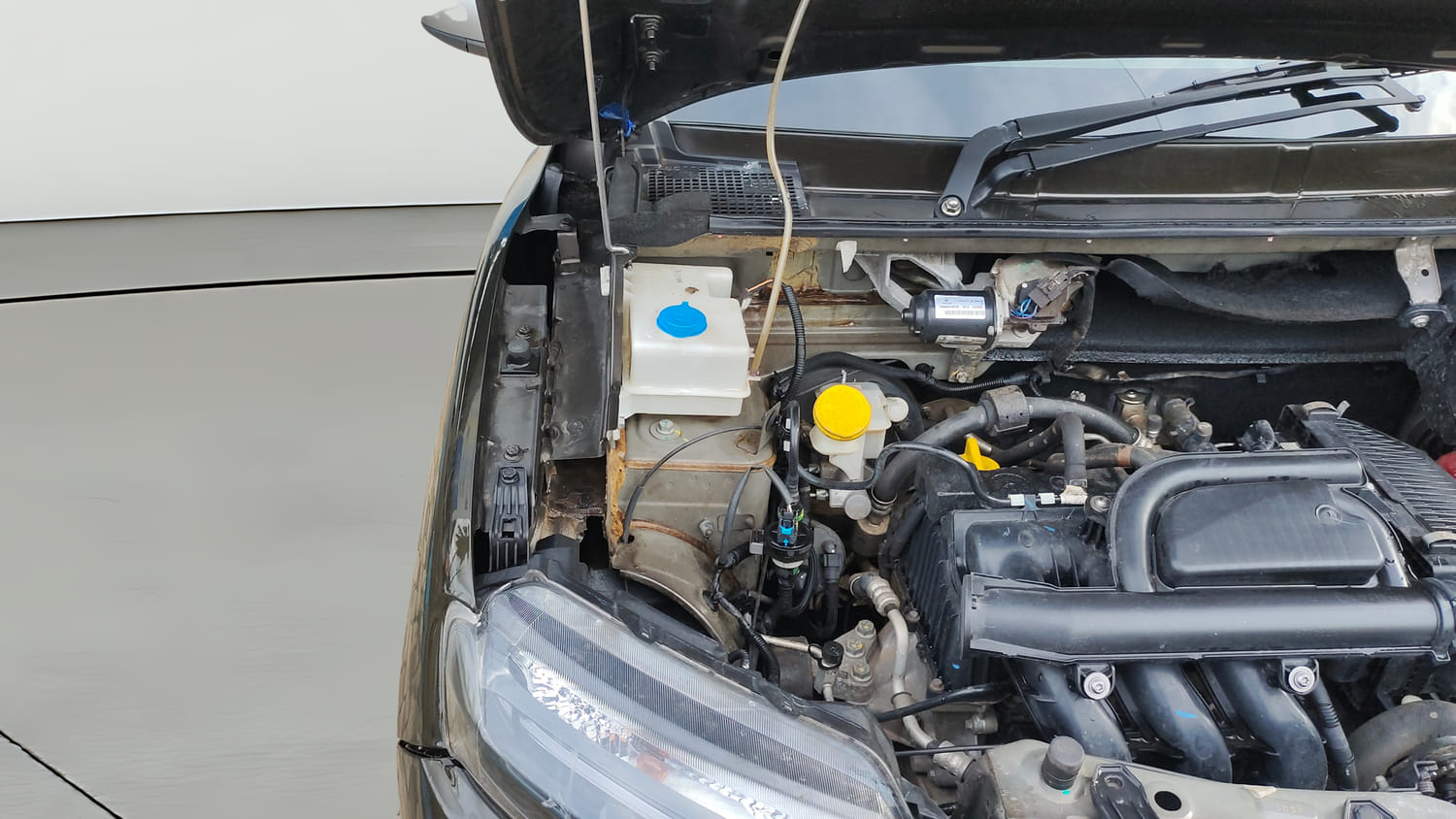 Used 2021 Renault Kwid RXT 1.0 Opt Petrol Manual engine ENGINE RIGHT SIDE HINGE & APRON VIEW