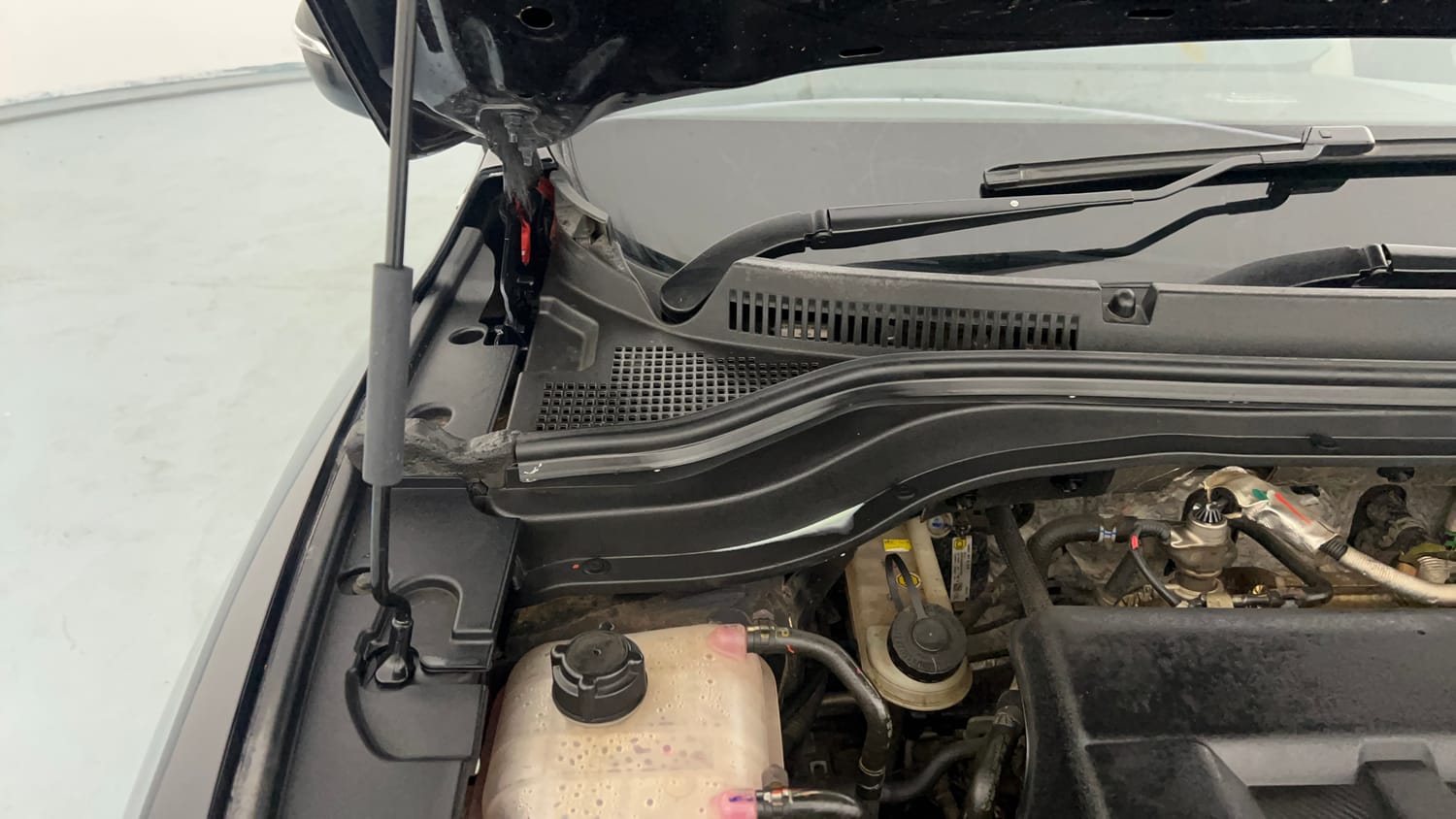 Used 2023 Mahindra XUV700 AX 3 Diesel MT 7 STR Diesel Manual engine ENGINE RIGHT SIDE HINGE & APRON VIEW