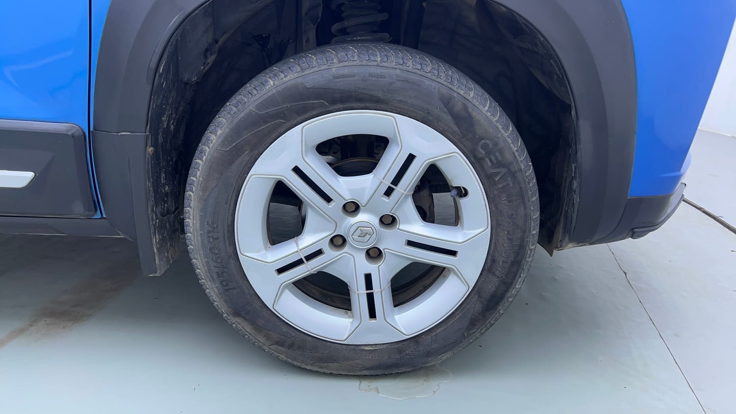 Used 2022 Renault Kiger RXT MT Petrol Manual tyres RIGHT FRONT TYRE RIM VIEW