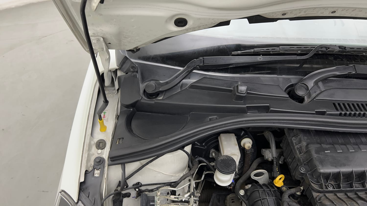 Used 2023 Tata Tiago XT CNG Cng Manual engine ENGINE RIGHT SIDE HINGE & APRON VIEW