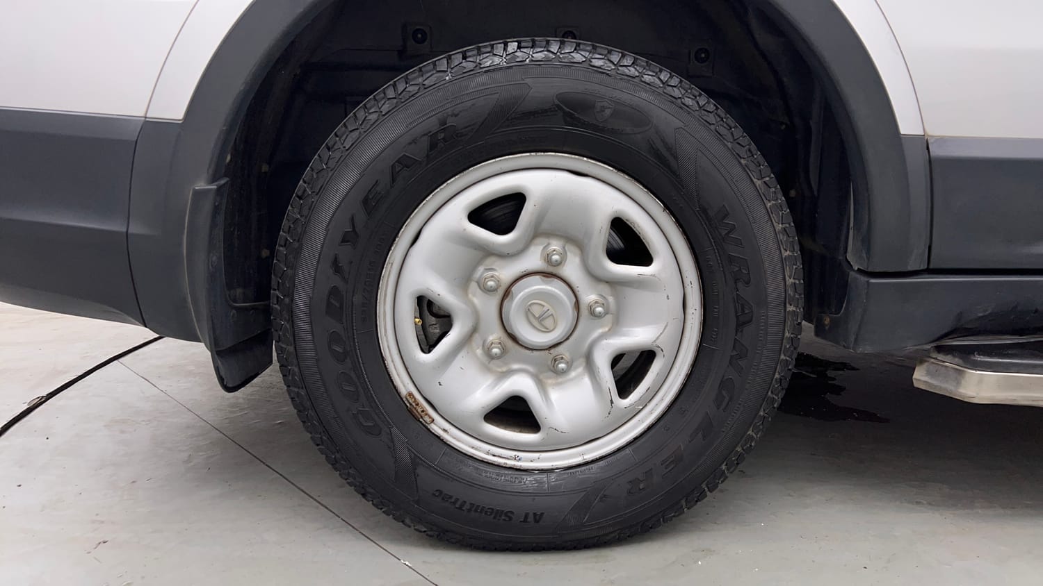 Used 2017 Tata Hexa XM 4x2 7 STR Diesel Manual tyres RIGHT REAR TYRE RIM VIEW