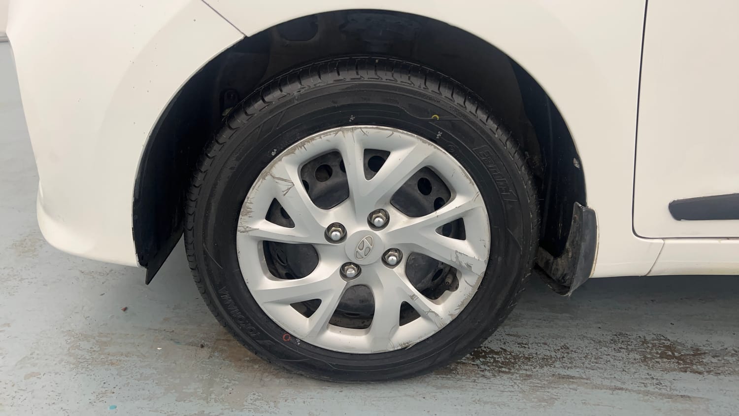 Used 2019 Hyundai Grand i10 Magna 1.2 Kappa VTVT Petrol Manual tyres LEFT FRONT TYRE RIM VIEW