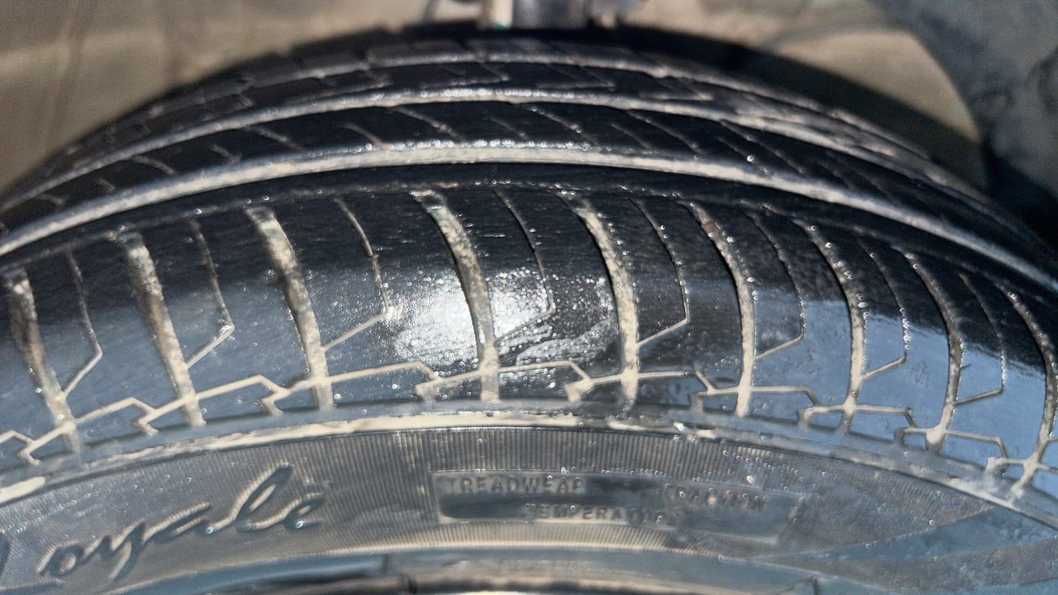 Used 2022 Maruti Suzuki Swift VXi AMT Petrol Automatic tyres RIGHT FRONT TYRE TREAD VIEW