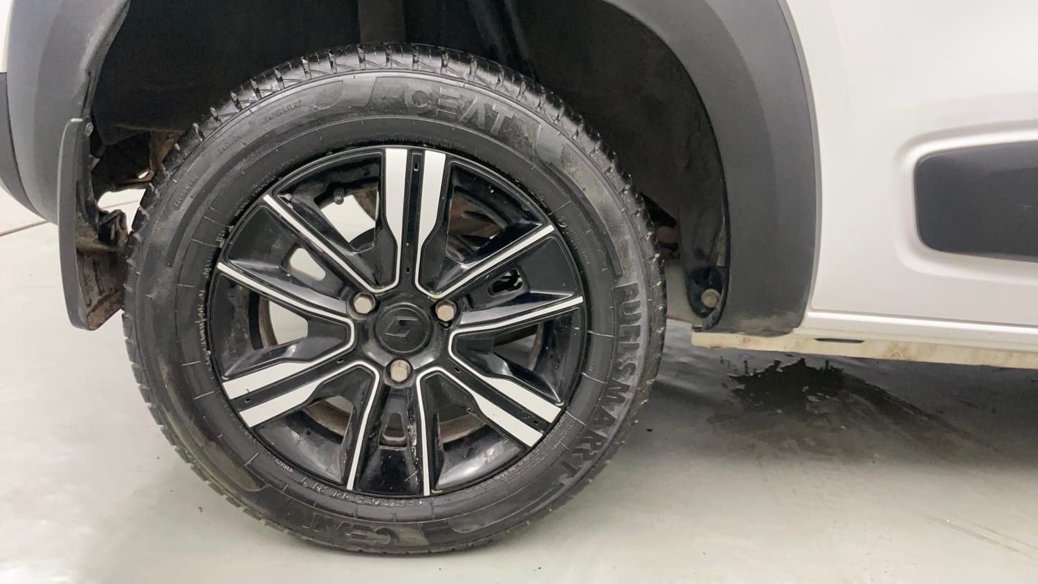Used 2023 Renault Kwid CLIMBER AMT Petrol Automatic tyres RIGHT REAR TYRE RIM VIEW