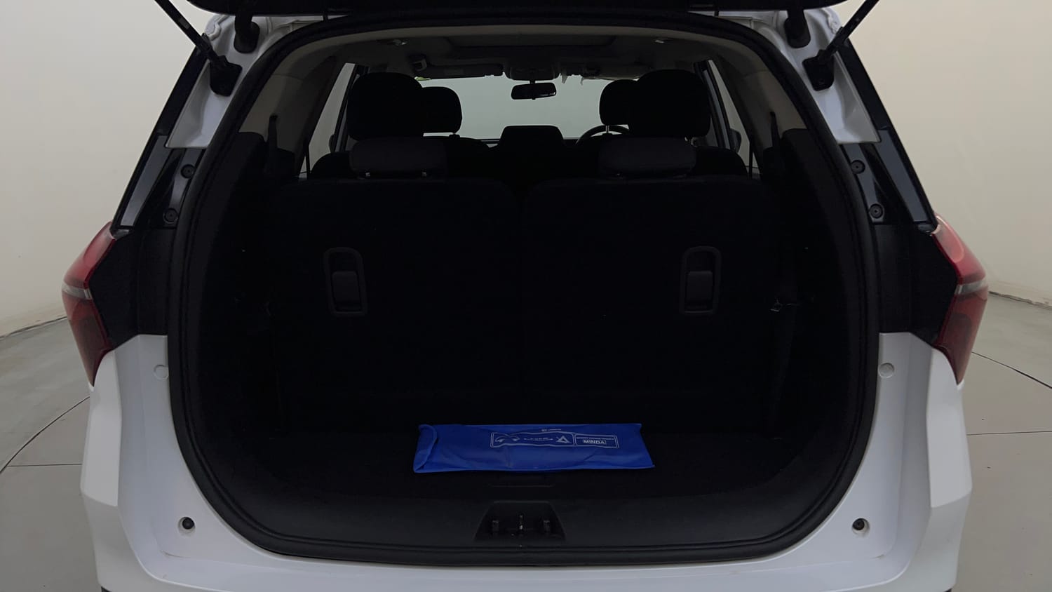 Used 2025 Mahindra XUV700 AX5 Diesel AT 7 STR Diesel Automatic interior DICKY INSIDE VIEW