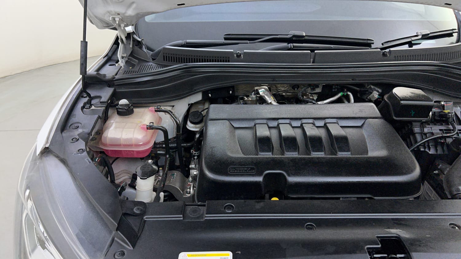 Used 2025 Mahindra XUV700 AX5 Diesel AT 7 STR Diesel Automatic engine ENGINE RIGHT SIDE HINGE & APRON VIEW