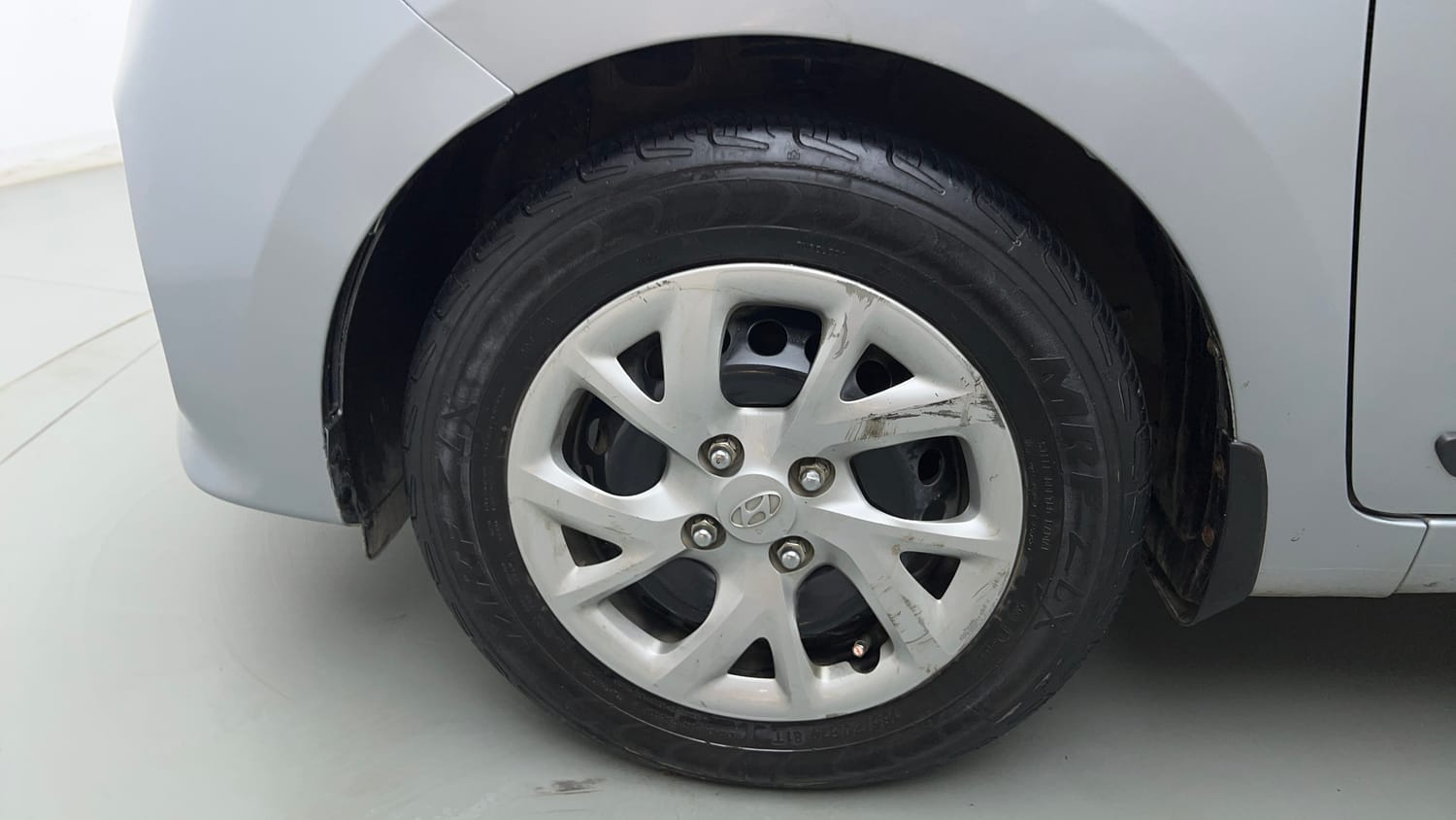 Used 2019 Hyundai Grand i10 Magna 1.2 Kappa VTVT CNG (outside fitted) Cng Manual tyres LEFT FRONT TYRE RIM VIEW