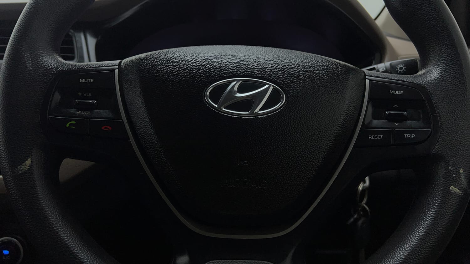 Used 2015 Hyundai Elite i20 Sportz 1.2 Petrol Manual top_features Steering mounted controls