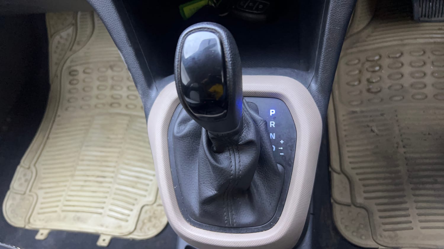 Used 2017 Hyundai Grand i10 Asta AT 1.2 Kappa VTVT (O) Petrol Automatic interior GEAR  KNOB VIEW