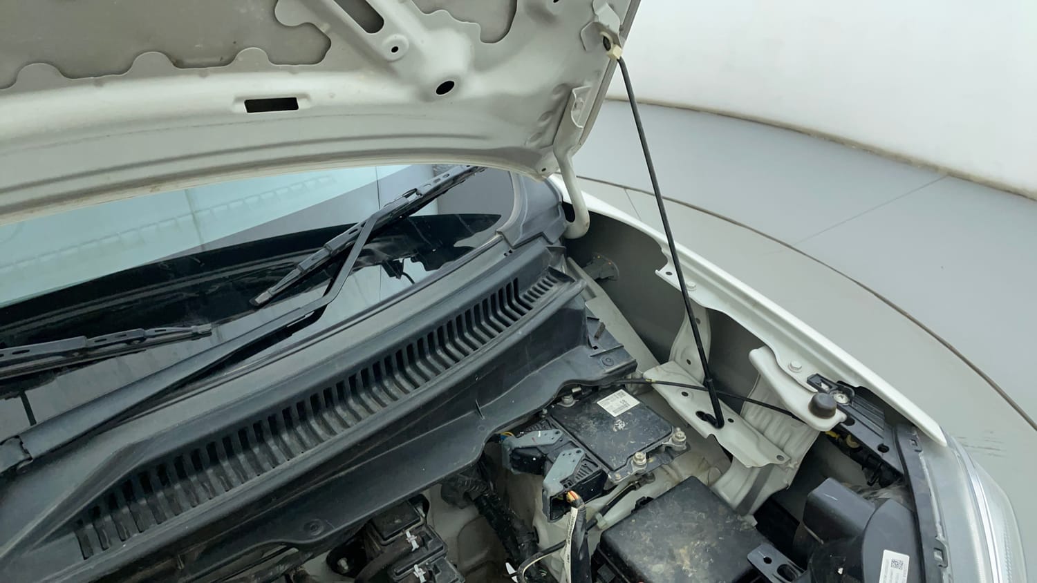 Used 2021 Maruti Suzuki S-Presso VXi AMT Petrol Automatic engine ENGINE LEFT SIDE HINGE & APRON VIEW