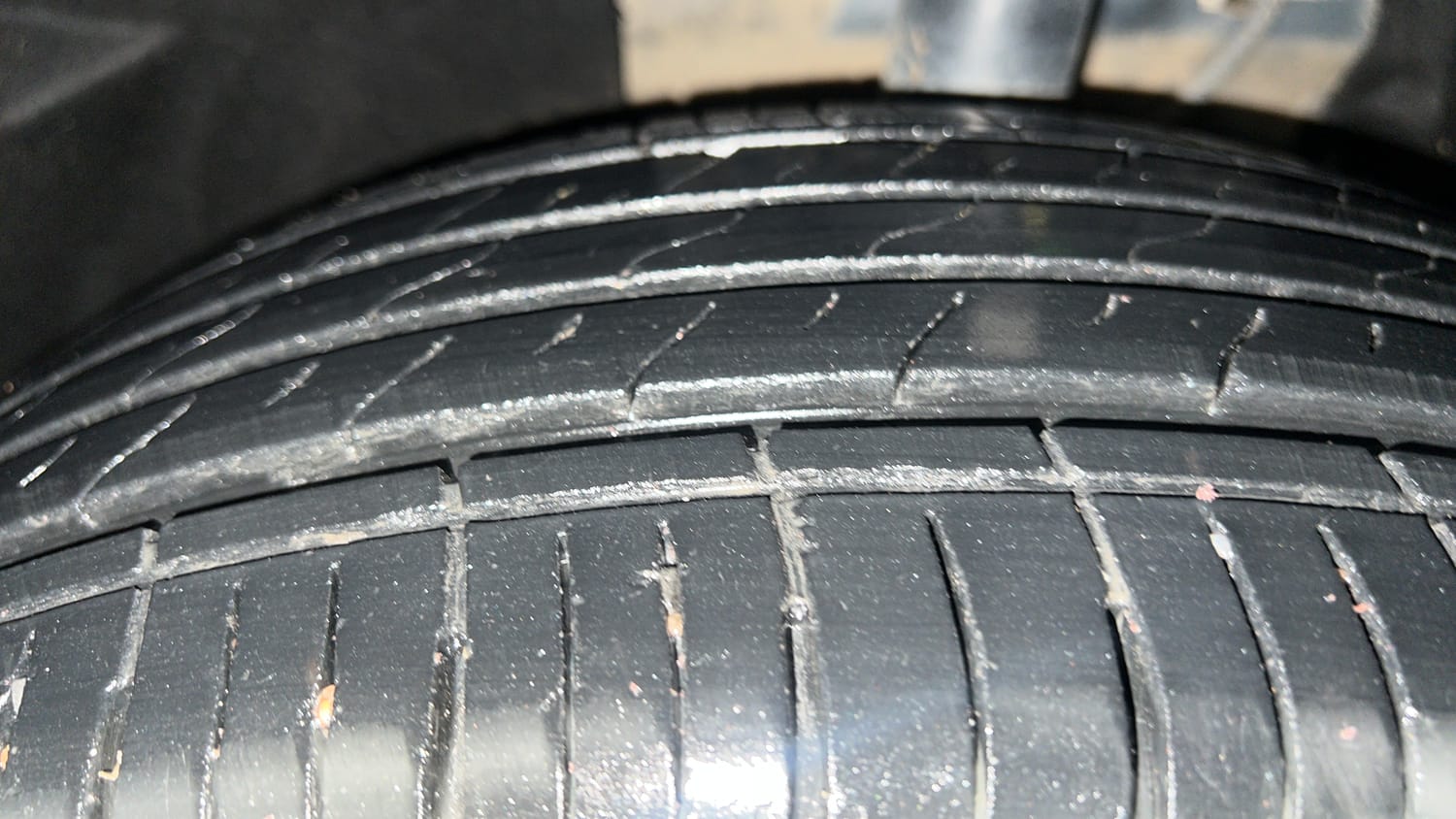 Used 2023 Mahindra XUV700 AX 3 Diesel MT 7 STR Diesel Manual tyres LEFT FRONT TYRE TREAD VIEW